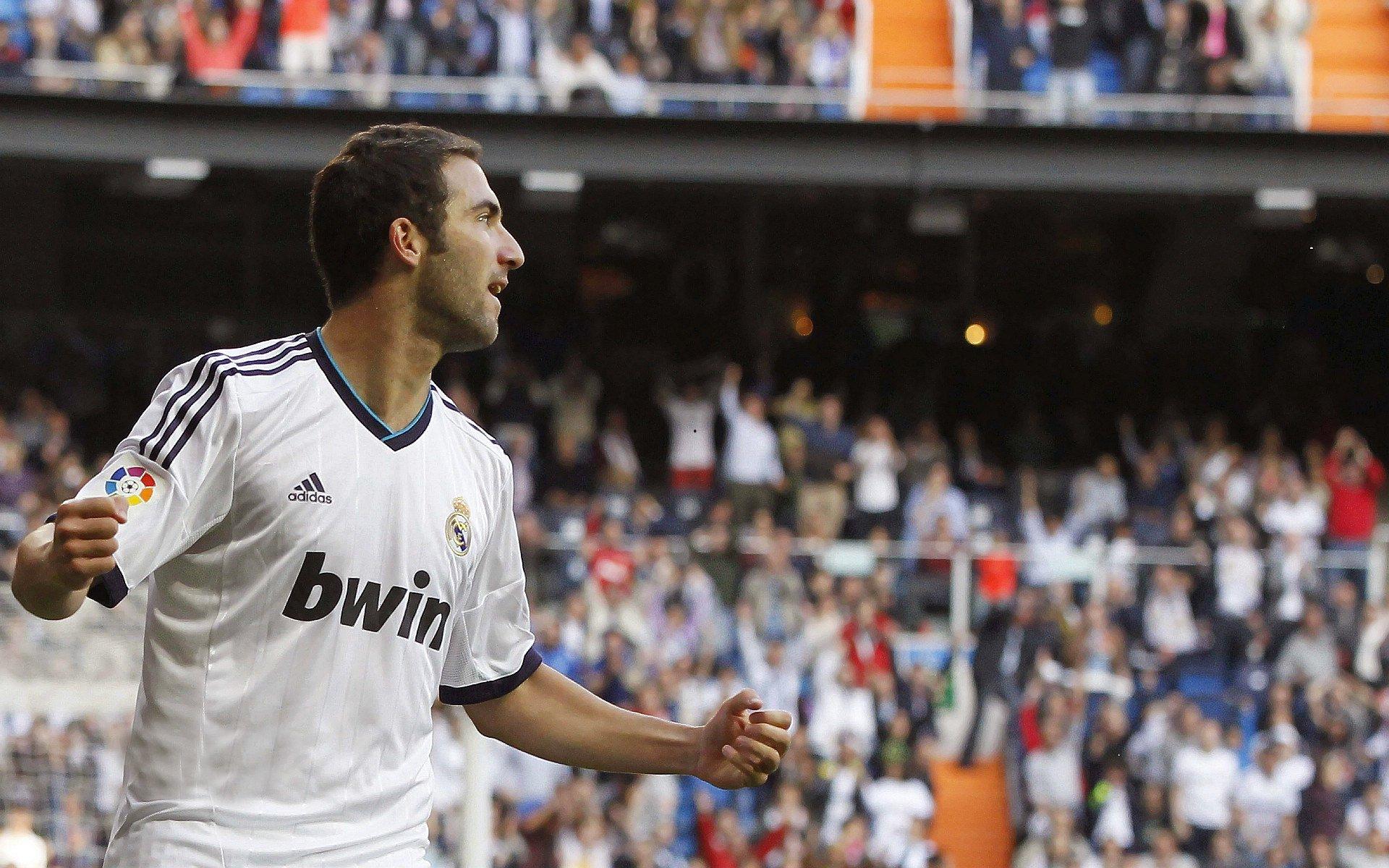 弗兰克满意球队开局，七战十四分展现韧性，淡化丢球争议强调团队进步